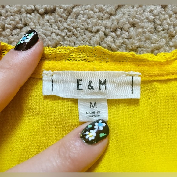 Yellow Top! 🌼 - Picture 3 of 3